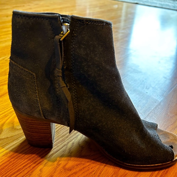 Cute Toms heeled boots dark gray with flower print on them sz W 9 - Picture 6 of 6